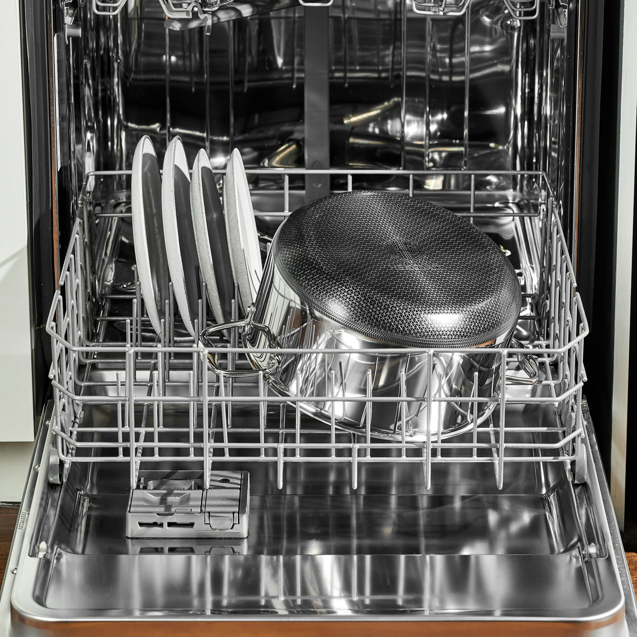 Hybrid Stock Pot With Lid, 8-Qt - Image 7